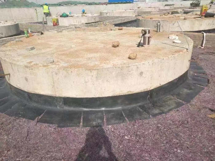 石油管道采用多厚的土工膜作防渗层?