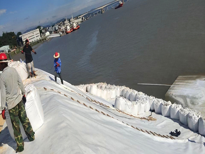 哪些工程适合用两布一膜复合土工膜?